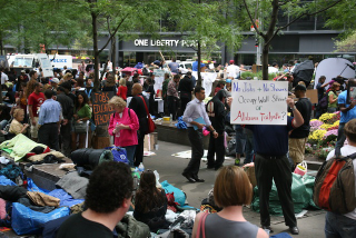 Illustration for article titled "Radiohead Wouldn't Play In The Big East Either": Occupy Wall Street Has An "Occupy Herbstreit" Photobomber